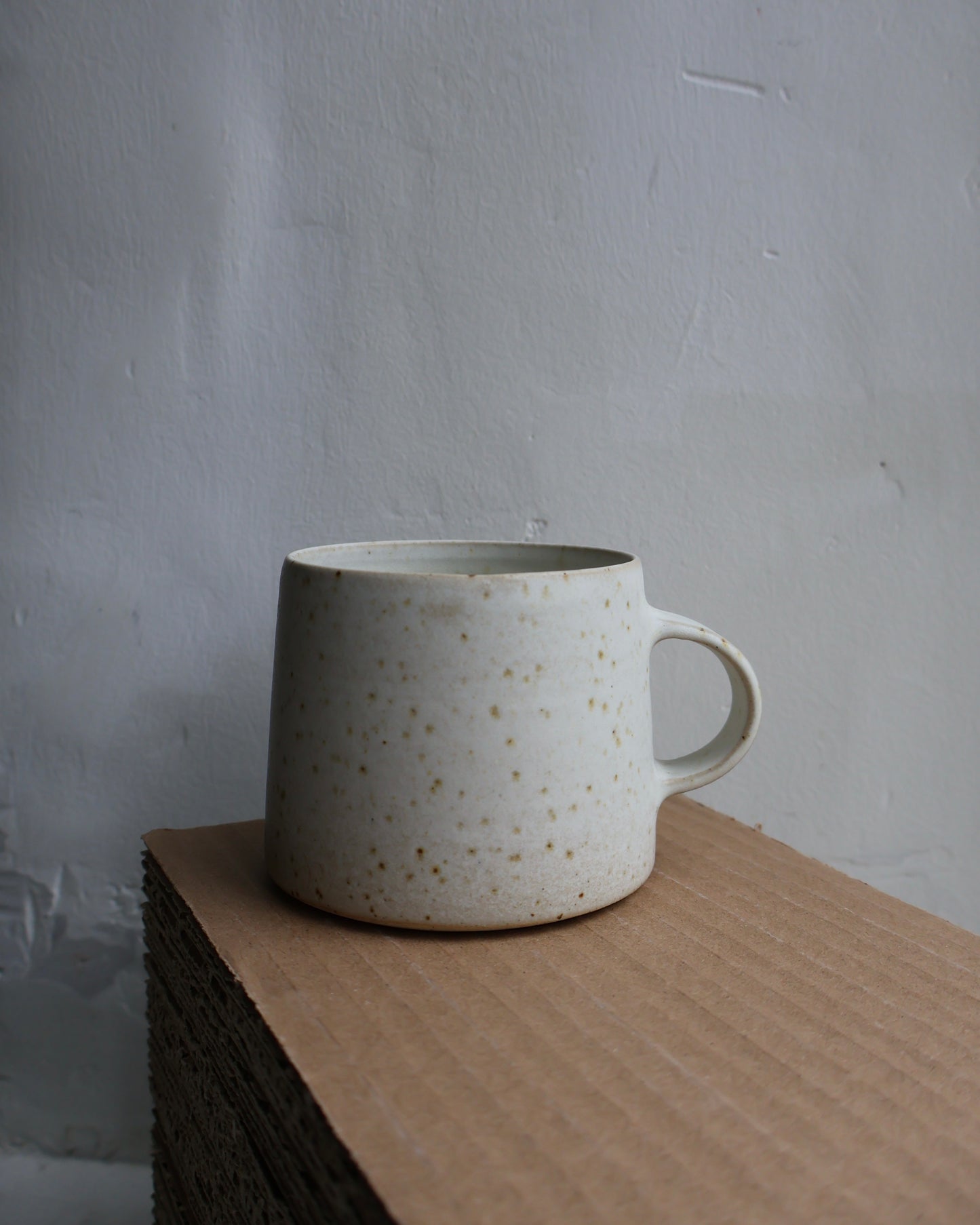 Large tapered cup in Dove